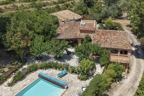 Propriété familiale sur plus de 4 000 m² de terrain avec piscine et vue dégagée – Bandol