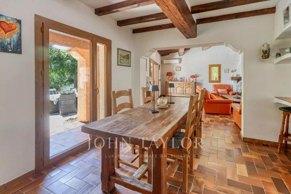 Propriété familiale sur plus de 4 000 m² de terrain avec piscine et vue dégagée – Bandol