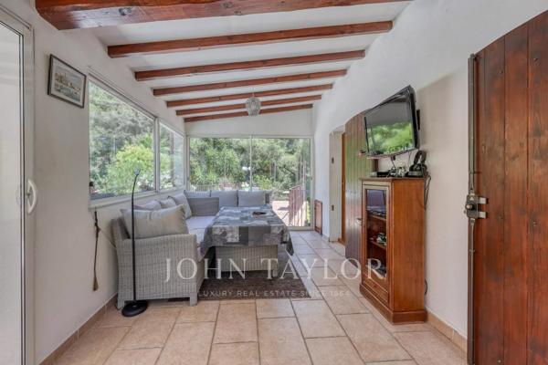 Propriété familiale sur plus de 4 000 m² de terrain avec piscine et vue dégagée – Bandol