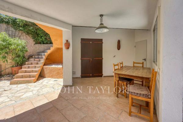 Propriété familiale sur plus de 4 000 m² de terrain avec piscine et vue dégagée – Bandol