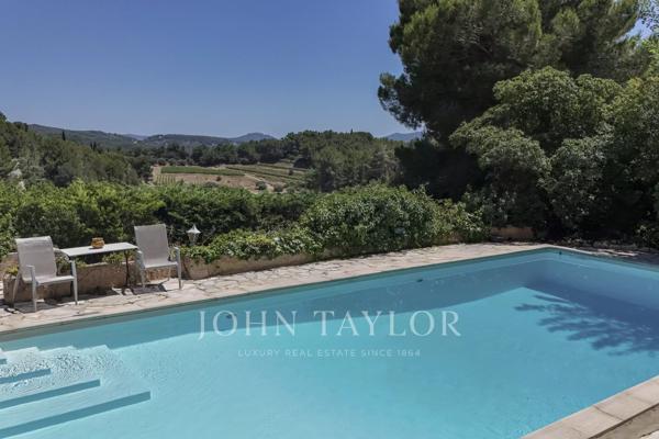 Propriété familiale sur plus de 4 000 m² de terrain avec piscine et vue dégagée – Bandol