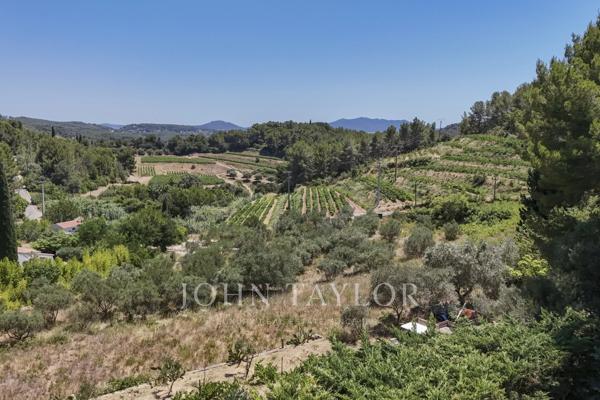 Propriété familiale sur plus de 4 000 m² de terrain avec piscine et vue dégagée – Bandol