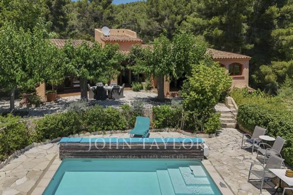 Propriété familiale sur plus de 4 000 m² de terrain avec piscine et vue dégagée – Bandol