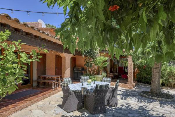Propriété familiale sur plus de 4 000 m² de terrain avec piscine et vue dégagée – Bandol