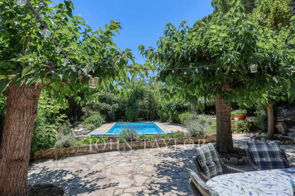 Propriété familiale sur plus de 4 000 m² de terrain avec piscine et vue dégagée – Bandol