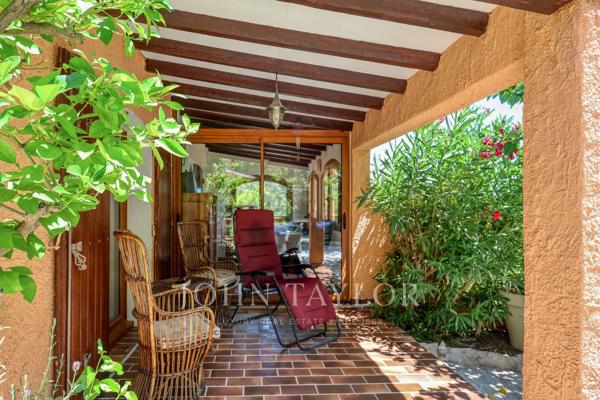 Propriété familiale sur plus de 4 000 m² de terrain avec piscine et vue dégagée – Bandol