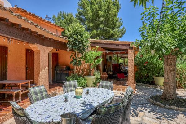 Propriété familiale sur plus de 4 000 m² de terrain avec piscine et vue dégagée – Bandol