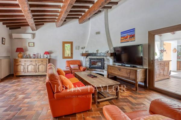 Propriété familiale sur plus de 4 000 m² de terrain avec piscine et vue dégagée – Bandol