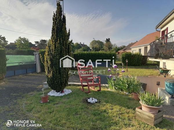 Maison élevé sur sous-sol.