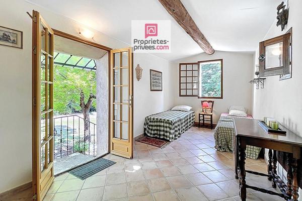 Élégant mas provençal au charme authentique