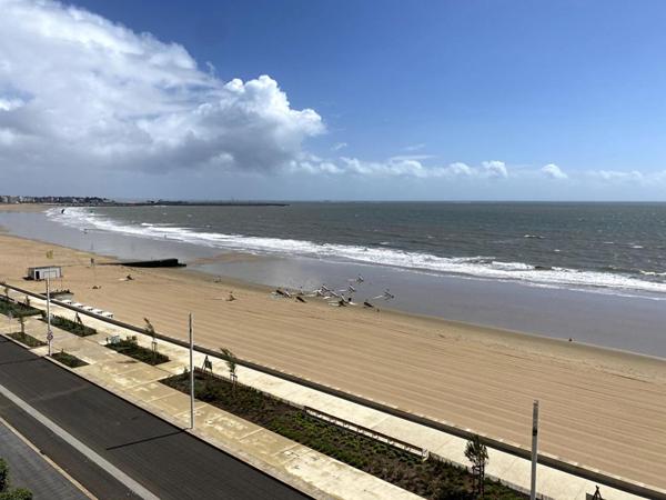 LA BAULE FACE MER  APPARTEMENT TRAVERSANT AVEC STATIONNEMENT ET CAVE