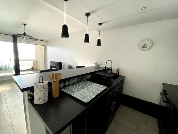 LA BAULE FACE MER  APPARTEMENT TRAVERSANT AVEC STATIONNEMENT ET CAVE