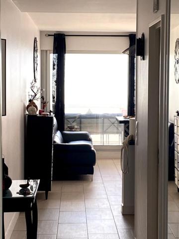 LA BAULE FACE MER  APPARTEMENT TRAVERSANT AVEC STATIONNEMENT ET CAVE