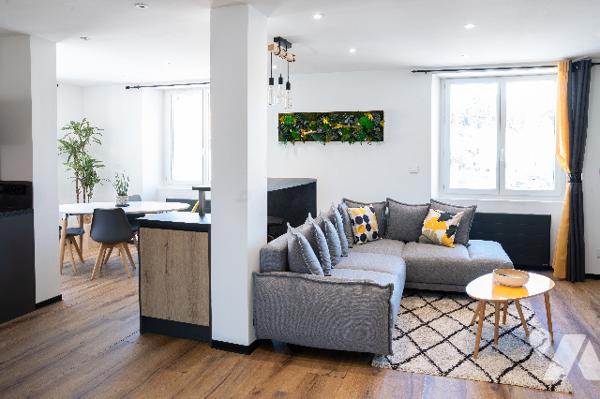 Superbe appartement de 75 m² entièrement rénové, proche de toutes les commodités.
