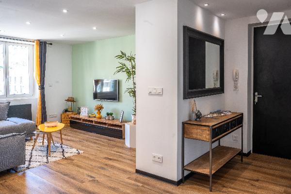 Superbe appartement de 75 m² entièrement rénové, proche de toutes les commodités.