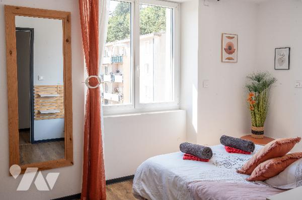 Superbe appartement de 75 m² entièrement rénové, proche de toutes les commodités.
