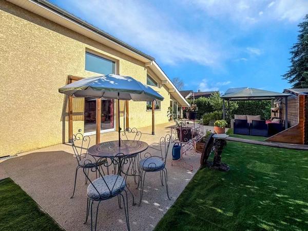 Vente                                                      Maison
                        
                     6 pièces                      210 m2                     à Morestel