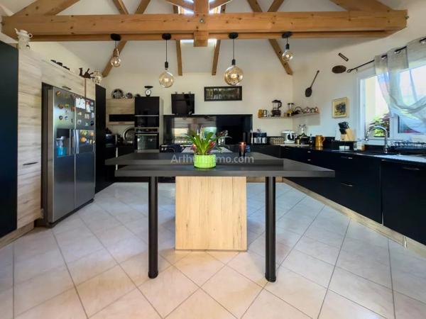 Vente                                                      Maison
                        
                     6 pièces                      210 m2                     à Morestel