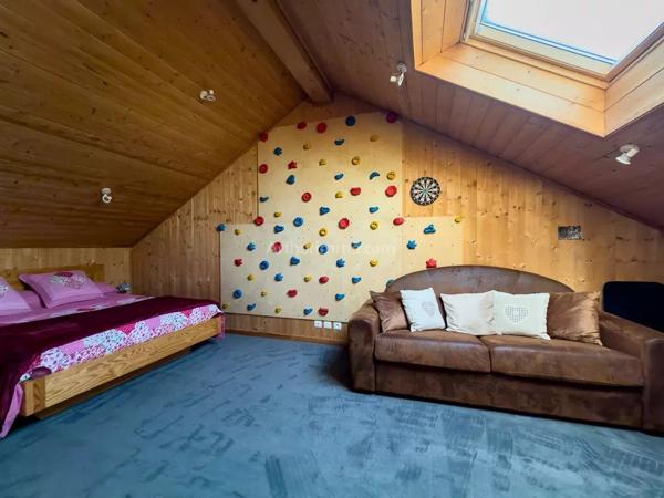 Vente                                                      Maison
                        
                     6 pièces                      210 m2                     à Morestel