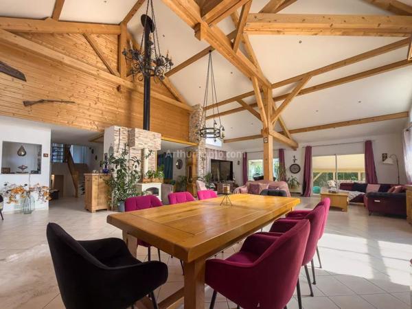 Vente                                                      Maison
                        
                     6 pièces                      210 m2                     à Morestel