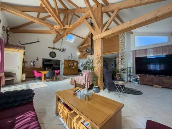 Vente                                                      Maison
                        
                     6 pièces                      210 m2                     à Morestel