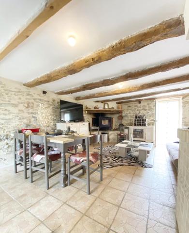 Charmante maison en pierre au cœur d’un hameau avec jardin