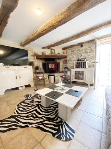 Charmante maison en pierre au cœur d’un hameau avec jardin