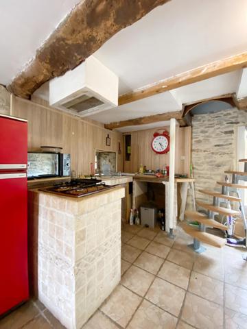 Charmante maison en pierre au cœur d’un hameau avec jardin