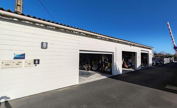 Angliers ;Garage 97 m2 avec carport