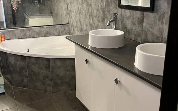 Maison à vendre    7 pièces •  Vallon-Pont-d'Arc