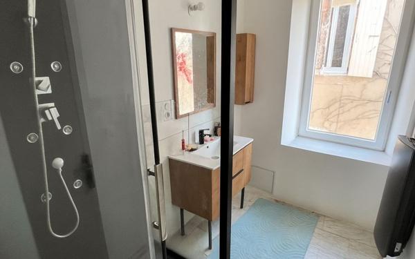 Maison à vendre    7 pièces •  Vallon-Pont-d'Arc