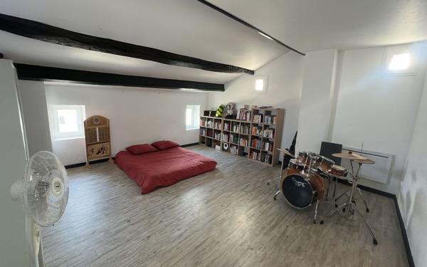 Maison à vendre    7 pièces •  Vallon-Pont-d'Arc