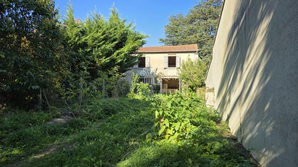 MAISON AVEC JARDIN A AMENAGER, PROCHE DES COMMODITES