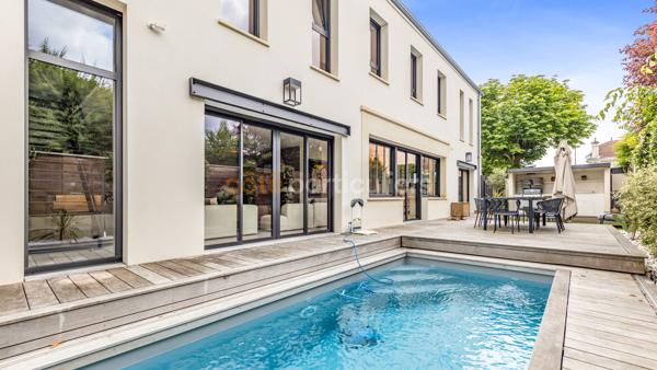 Vente
                Villa230 m² - 8 Pièces -
                    LE BOUSCAT (33110)