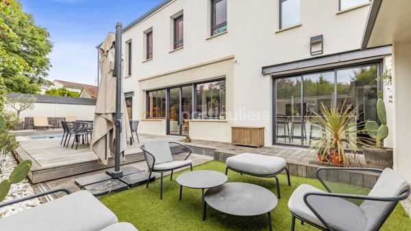 Vente
                Villa230 m² - 8 Pièces -
                    LE BOUSCAT (33110)