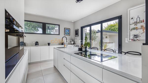 Vente
                Villa230 m² - 8 Pièces -
                    LE BOUSCAT (33110)