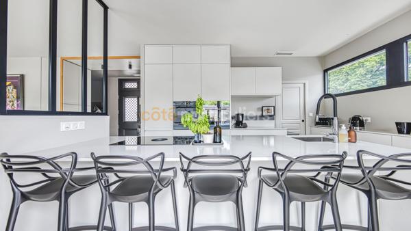Vente
                Villa230 m² - 8 Pièces -
                    LE BOUSCAT (33110)