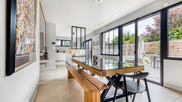 Vente
                Villa230 m² - 8 Pièces -
                    LE BOUSCAT (33110)