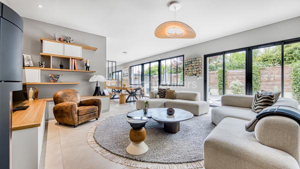 Vente
                Villa230 m² - 8 Pièces -
                    LE BOUSCAT (33110)