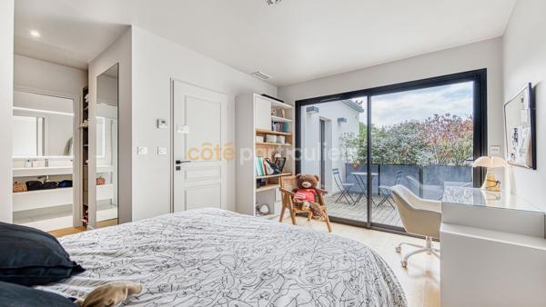 Vente
                Villa230 m² - 8 Pièces -
                    LE BOUSCAT (33110)