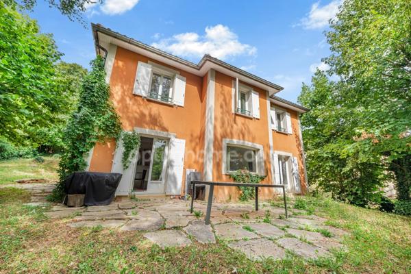 Maison familiale atypique de 170 m² avec jardin, terrasse et garage double – Collonges-au-Mont-d'Or