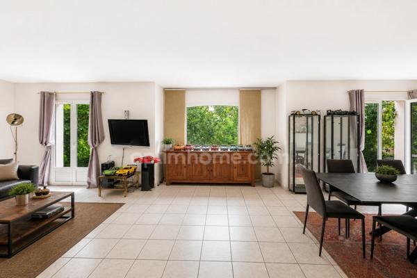 Maison familiale atypique de 170 m² avec jardin, terrasse et garage double – Collonges-au-Mont-d'Or