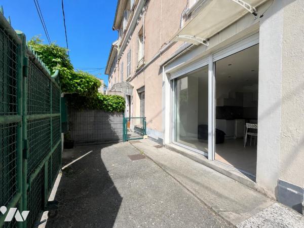 Beau T1 de 27 m2 entièrement rénové au sein d'une petite copropriété.
Parking
Proximité campus