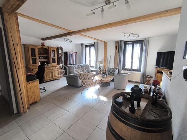 Idéalement située au cœur de la commune de Rives (15min de Voiron), à deux pas des transports et de toutes les commodités, cette élégante maison de ville saura vous séduire par son cachet et son confort.

Développant une surface habitable de 148 m², elle a été entièrement rénovée avec soin et offre de beaux volumes. Vous découvrirez une agréable pièce de vie baignée de lumière, ouverte sur une cuisine moderne avec bar, parfaite pour des moments conviviaux.

L’espace nuit se compose de trois chambres avec rangements, dont une belle suite parentale bénéficiant d’un accès direct à la terrasse ainsi qu’à un jacuzzi couvert, véritable espace de détente.

Côté prestations, la maison dispose d’un grand garage aménagé de 60 m² avec porte motorisée et accès direct à l’habitation, permettant d’accueillir jusqu’à trois véhicules. Une cave voûtée en pierre d’environ 20 m² complète ce bien.

À l’extérieur, vous profiterez d’une superbe terrasse d’environ 90 m² répartie sur trois niveaux, offrant plusieurs espaces de vie, dont un coin dédié au jacuzzi pour des instants de relaxation en toute intimité.

Pour votre confort, le chauffage est assuré par une installation au gaz, complétée par une cheminée à foyer fermé dans la pièce de vie. Les menuiseries sont en PVC double vitrage avec volets roulants motorisés et centralisés.

Aucun travaux n’est à prévoir.

Une maison pleine de charme, idéale pour profiter d’un cadre de vie agréable et pratique au quotidien.

Pour plus de renseignements, contactez Anaïs EMPTAZ – BSK Immobilier – 06 85 15 52 63.
