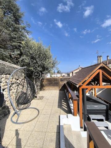 Idéalement située au cœur de la commune de Rives (15min de Voiron), à deux pas des transports et de toutes les commodités, cette élégante maison de ville saura vous séduire par son cachet et son confort.

Développant une surface habitable de 148 m², elle a été entièrement rénovée avec soin et offre de beaux volumes. Vous découvrirez une agréable pièce de vie baignée de lumière, ouverte sur une cuisine moderne avec bar, parfaite pour des moments conviviaux.

L’espace nuit se compose de trois chambres avec rangements, dont une belle suite parentale bénéficiant d’un accès direct à la terrasse ainsi qu’à un jacuzzi couvert, véritable espace de détente.

Côté prestations, la maison dispose d’un grand garage aménagé de 60 m² avec porte motorisée et accès direct à l’habitation, permettant d’accueillir jusqu’à trois véhicules. Une cave voûtée en pierre d’environ 20 m² complète ce bien.

À l’extérieur, vous profiterez d’une superbe terrasse d’environ 90 m² répartie sur trois niveaux, offrant plusieurs espaces de vie, dont un coin dédié au jacuzzi pour des instants de relaxation en toute intimité.

Pour votre confort, le chauffage est assuré par une installation au gaz, complétée par une cheminée à foyer fermé dans la pièce de vie. Les menuiseries sont en PVC double vitrage avec volets roulants motorisés et centralisés.

Aucun travaux n’est à prévoir.

Une maison pleine de charme, idéale pour profiter d’un cadre de vie agréable et pratique au quotidien.

Pour plus de renseignements, contactez Anaïs EMPTAZ – BSK Immobilier – 06 85 15 52 63.