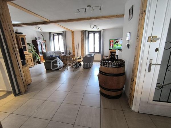 Idéalement située au cœur de la commune de Rives (15min de Voiron), à deux pas des transports et de toutes les commodités, cette élégante maison de ville saura vous séduire par son cachet et son confort.

Développant une surface habitable de 148 m², elle a été entièrement rénovée avec soin et offre de beaux volumes. Vous découvrirez une agréable pièce de vie baignée de lumière, ouverte sur une cuisine moderne avec bar, parfaite pour des moments conviviaux.

L’espace nuit se compose de trois chambres avec rangements, dont une belle suite parentale bénéficiant d’un accès direct à la terrasse ainsi qu’à un jacuzzi couvert, véritable espace de détente.

Côté prestations, la maison dispose d’un grand garage aménagé de 60 m² avec porte motorisée et accès direct à l’habitation, permettant d’accueillir jusqu’à trois véhicules. Une cave voûtée en pierre d’environ 20 m² complète ce bien.

À l’extérieur, vous profiterez d’une superbe terrasse d’environ 90 m² répartie sur trois niveaux, offrant plusieurs espaces de vie, dont un coin dédié au jacuzzi pour des instants de relaxation en toute intimité.

Pour votre confort, le chauffage est assuré par une installation au gaz, complétée par une cheminée à foyer fermé dans la pièce de vie. Les menuiseries sont en PVC double vitrage avec volets roulants motorisés et centralisés.

Aucun travaux n’est à prévoir.

Une maison pleine de charme, idéale pour profiter d’un cadre de vie agréable et pratique au quotidien.

Pour plus de renseignements, contactez Anaïs EMPTAZ – BSK Immobilier – 06 85 15 52 63.