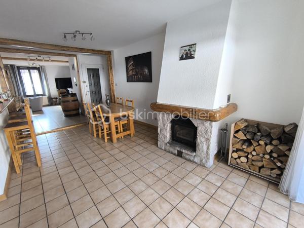 Idéalement située au cœur de la commune de Rives (15min de Voiron), à deux pas des transports et de toutes les commodités, cette élégante maison de ville saura vous séduire par son cachet et son confort.

Développant une surface habitable de 148 m², elle a été entièrement rénovée avec soin et offre de beaux volumes. Vous découvrirez une agréable pièce de vie baignée de lumière, ouverte sur une cuisine moderne avec bar, parfaite pour des moments conviviaux.

L’espace nuit se compose de trois chambres avec rangements, dont une belle suite parentale bénéficiant d’un accès direct à la terrasse ainsi qu’à un jacuzzi couvert, véritable espace de détente.

Côté prestations, la maison dispose d’un grand garage aménagé de 60 m² avec porte motorisée et accès direct à l’habitation, permettant d’accueillir jusqu’à trois véhicules. Une cave voûtée en pierre d’environ 20 m² complète ce bien.

À l’extérieur, vous profiterez d’une superbe terrasse d’environ 90 m² répartie sur trois niveaux, offrant plusieurs espaces de vie, dont un coin dédié au jacuzzi pour des instants de relaxation en toute intimité.

Pour votre confort, le chauffage est assuré par une installation au gaz, complétée par une cheminée à foyer fermé dans la pièce de vie. Les menuiseries sont en PVC double vitrage avec volets roulants motorisés et centralisés.

Aucun travaux n’est à prévoir.

Une maison pleine de charme, idéale pour profiter d’un cadre de vie agréable et pratique au quotidien.

Pour plus de renseignements, contactez Anaïs EMPTAZ – BSK Immobilier – 06 85 15 52 63.