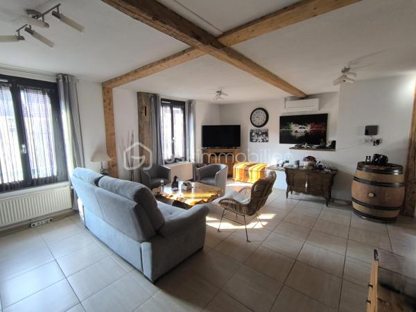 Idéalement située au cœur de la commune de Rives (15min de Voiron), à deux pas des transports et de toutes les commodités, cette élégante maison de ville saura vous séduire par son cachet et son confort.

Développant une surface habitable de 148 m², elle a été entièrement rénovée avec soin et offre de beaux volumes. Vous découvrirez une agréable pièce de vie baignée de lumière, ouverte sur une cuisine moderne avec bar, parfaite pour des moments conviviaux.

L’espace nuit se compose de trois chambres avec rangements, dont une belle suite parentale bénéficiant d’un accès direct à la terrasse ainsi qu’à un jacuzzi couvert, véritable espace de détente.

Côté prestations, la maison dispose d’un grand garage aménagé de 60 m² avec porte motorisée et accès direct à l’habitation, permettant d’accueillir jusqu’à trois véhicules. Une cave voûtée en pierre d’environ 20 m² complète ce bien.

À l’extérieur, vous profiterez d’une superbe terrasse d’environ 90 m² répartie sur trois niveaux, offrant plusieurs espaces de vie, dont un coin dédié au jacuzzi pour des instants de relaxation en toute intimité.

Pour votre confort, le chauffage est assuré par une installation au gaz, complétée par une cheminée à foyer fermé dans la pièce de vie. Les menuiseries sont en PVC double vitrage avec volets roulants motorisés et centralisés.

Aucun travaux n’est à prévoir.

Une maison pleine de charme, idéale pour profiter d’un cadre de vie agréable et pratique au quotidien.

Pour plus de renseignements, contactez Anaïs EMPTAZ – BSK Immobilier – 06 85 15 52 63.