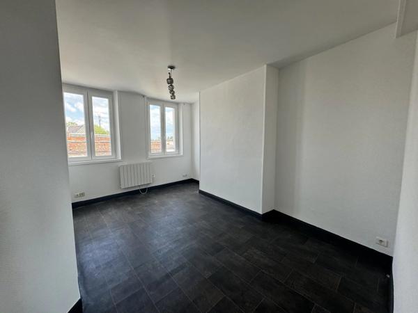 Location                                                      Appartement
                        
                     3 pièces                      55 m2                     à Saint-Quentin