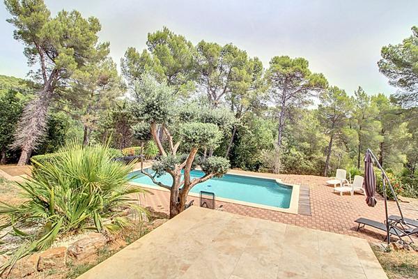 A VENDRE DRAGUIGNAN- Maison spacieuse avec PISCINE et terrain clos et arboré de 4000m² - Un véritable coup de coeur !